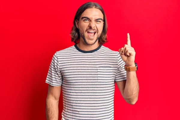 Homem Bonito Jovem Vestindo Roupas Casuais Apontando Dedo Para Cima — Fotografia de Stock