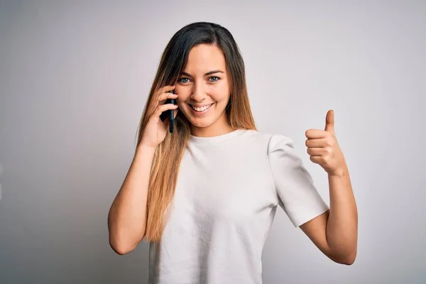 Mladá Krásná Brunetka Žena Konverzace Mluví Smartphone Šťastný Velkým Úsměvem — Stock fotografie