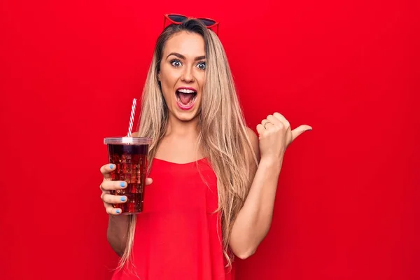 Bella Donna Bionda Bere Bevanda Cola Rinfresco Utilizzando Paglia Sfondo — Foto Stock