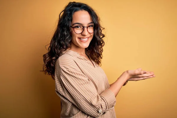 Hermosa Mujer Con Pelo Rizado Con Camisa Rayas Gafas Sobre — Foto de Stock