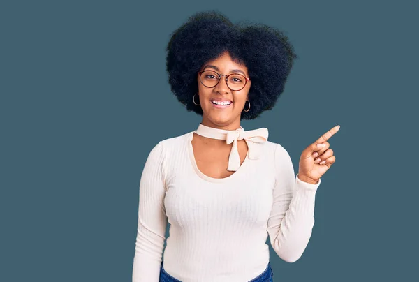 Giovane Ragazza Afroamericana Indossa Abiti Casual Occhiali Con Grande Sorriso — Foto Stock