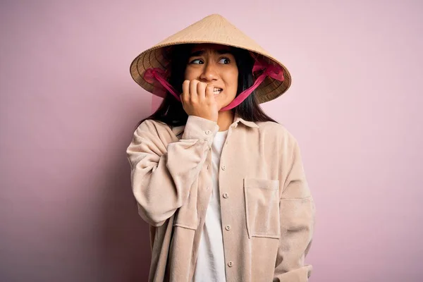 Young Beautiful Woman Wearing Traditional Conical Asian Hat Isolated Pink — Stock Photo, Image