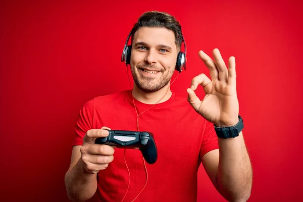 Jovem Jogador Homem Com Olhos Azuis Jogando Videogames Usando Joystick — Fotografia de Stock