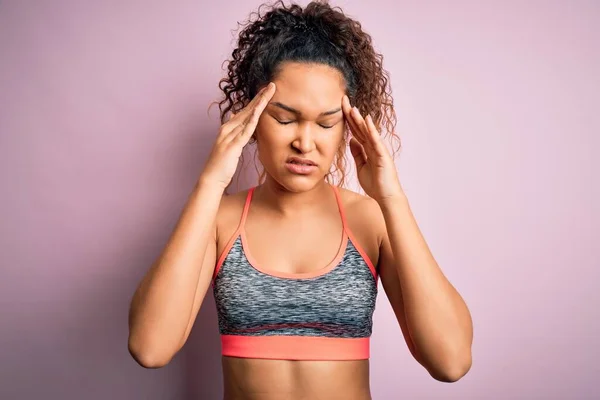 Schöne Sportlerin Mit Lockigem Haar Beim Sport Sportbekleidung Über Rosa — Stockfoto