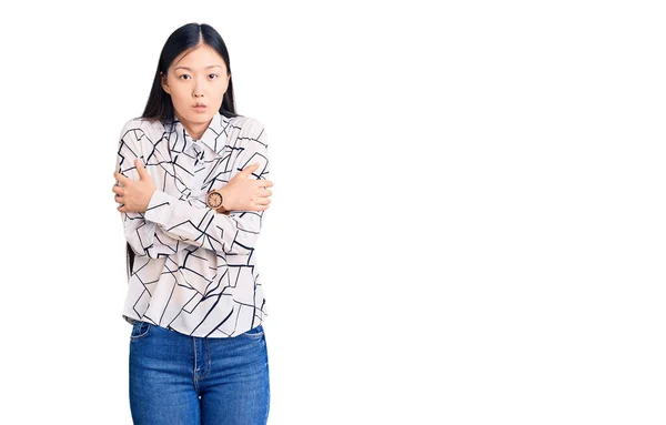 Joven Hermosa Mujer China Con Camisa Casual Temblando Congelándose Para — Foto de Stock