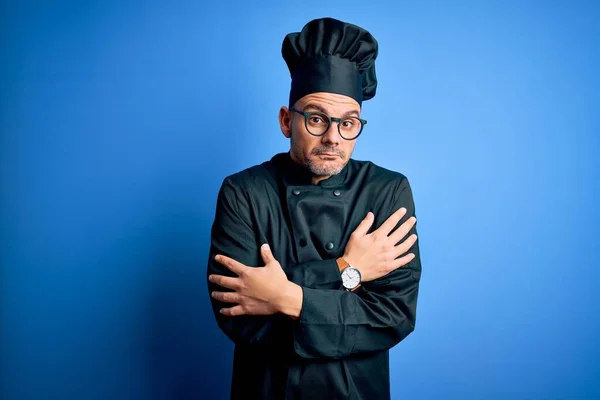 Joven Hombre Guapo Chef Con Uniforme Cocina Sombrero Sobre Fondo —  Fotos de Stock