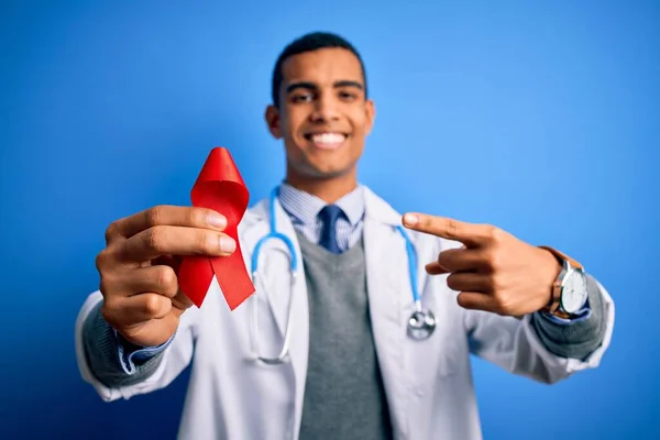 Jovem Afro Americano Bonito Médico Homem Segurando Vermelho Símbolo Fita — Fotografia de Stock