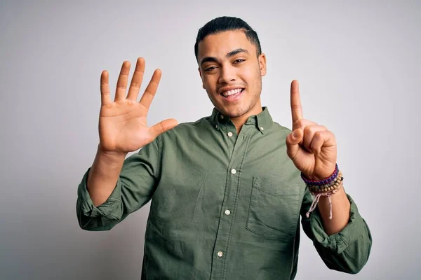 Jovem Brasileiro Vestindo Camisa Casual Sobre Fundo Branco Isolado Mostrando — Fotografia de Stock