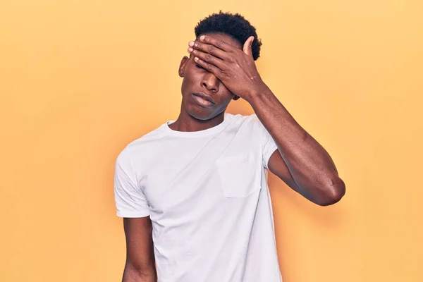 Jovem Afro Americano Vestindo Roupas Casuais Cobrindo Olhos Com Mão — Fotografia de Stock