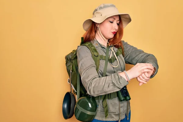 여행자인 여성은 가방을 모자를 시계를 확인하며 여유롭고 자신감 시간을 보냈다 — 스톡 사진