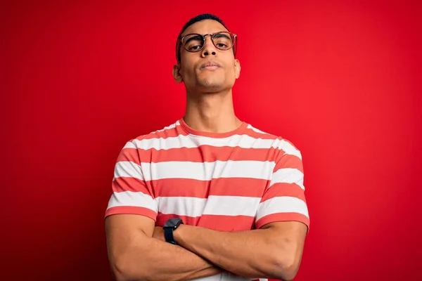 Joven Hombre Afroamericano Guapo Vistiendo Casual Camiseta Rayas Gafas Escéptico —  Fotos de Stock
