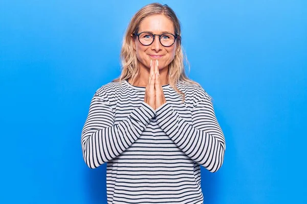 Mujer Rubia Caucásica Mediana Edad Con Suéter Rayas Casual Gafas — Foto de Stock