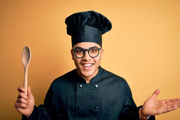 Mladý Brazilský Kuchař Muž Uniformě Klobouku Drží Dřevěnou Lžíci Velmi — Stock fotografie