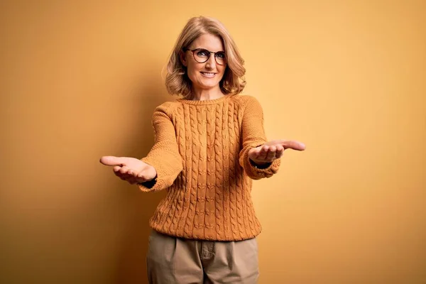 Mulher Loira Bonita Meia Idade Vestindo Camisola Casual Óculos Sobre — Fotografia de Stock