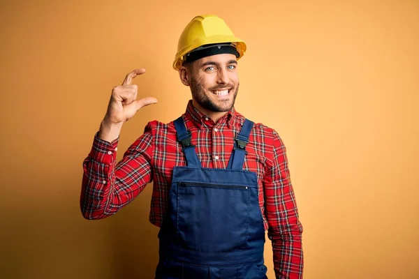 Ung Byggare Man Bär Konstruktion Uniform Och Skyddshjälm Över Gul — Stockfoto