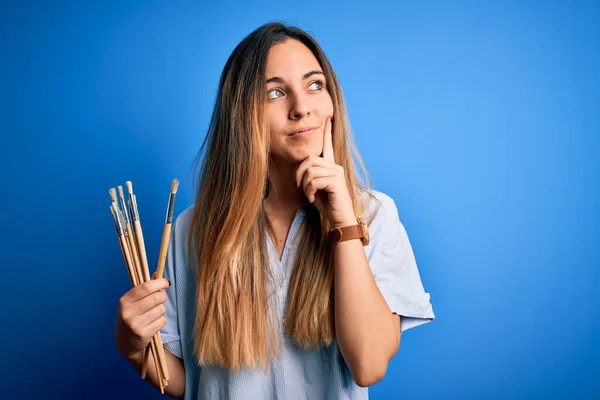 Joven Hermosa Artista Rubia Mujer Con Ojos Azules Pintura Usando — Foto de Stock