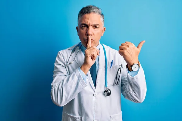 Średnim Wieku Przystojny Siwowłosy Lekarz Płaszczu Niebieskim Stetoskopie Prosi Ciszę — Zdjęcie stockowe