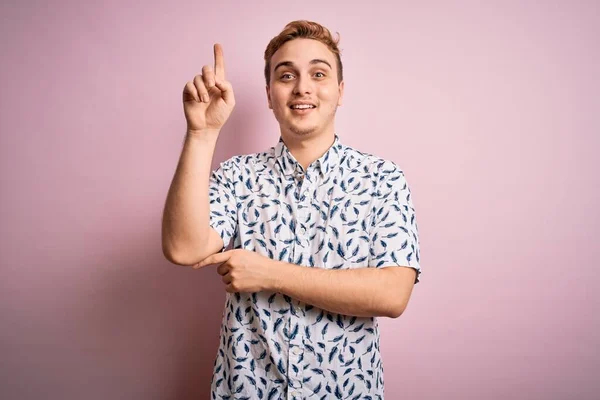 Mladý Pohledný Rusovlasý Muž Neformální Letní Košili Stojící Nad Růžovým — Stock fotografie