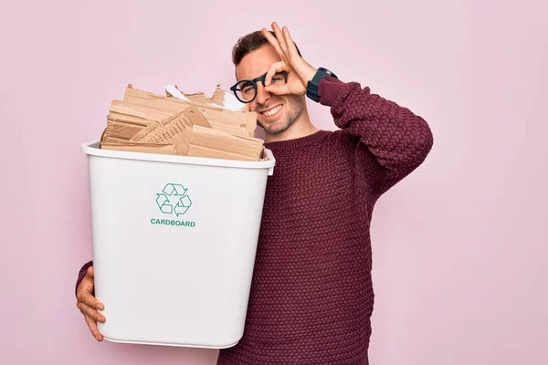 Jovem Homem Bonito Com Olhos Azuis Reciclagem Segurando Cesta Lixo — Fotografia de Stock