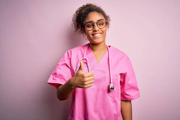 Afrikanische Amerikanische Krankenschwester Mädchen Trägt Medizinische Uniform Und Stethoskop Über — Stockfoto