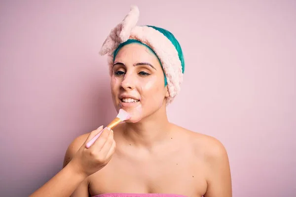 Primer Plano Joven Hermosa Mujer Haciendo Procedimiento Limpieza Aplicando Mascarilla — Foto de Stock