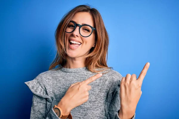 Joven Mujer Morena Hermosa Con Suéter Casual Gafas Sobre Fondo — Foto de Stock