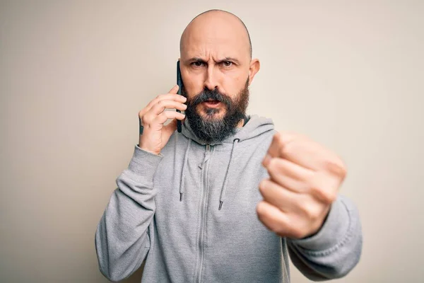 Bonito Homem Careca Com Barba Conversando Smartphone Irritado Frustrado Gritando — Fotografia de Stock