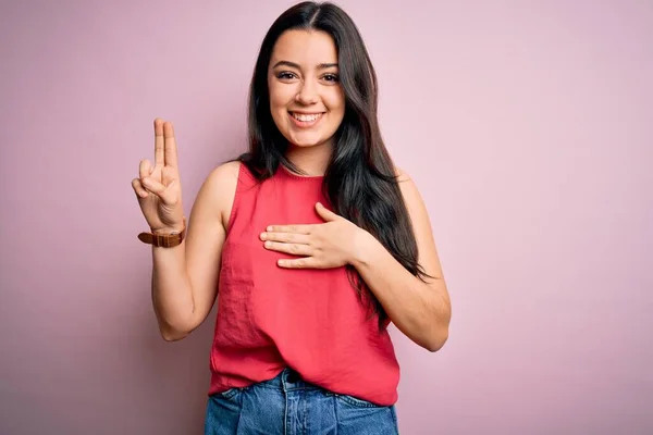 Junge Brünette Frau Trägt Lässiges Sommerhemd Über Rosa Isoliertem Hintergrund — Stockfoto