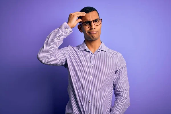 보라색 줄무늬 셔츠와 안경을 다루기 아프리카계 남성은 이마에 문제에 걱정하고 — 스톡 사진