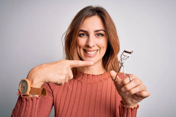 Jong Mooi Brunette Vrouw Met Behulp Van Wimper Kruller Geïsoleerde — Stockfoto