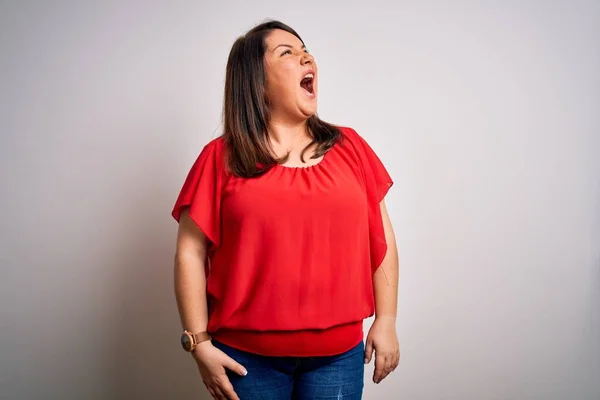 Schöne Brünette Size Frau Trägt Legeres Rotes Shirt Über Isoliertem — Stockfoto