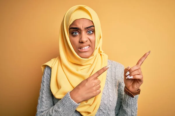Młoda Piękna Afrykańska Dziewczyna Muzułmańskim Hidżabie Odizolowanym Żółtym Tle Wskazując — Zdjęcie stockowe