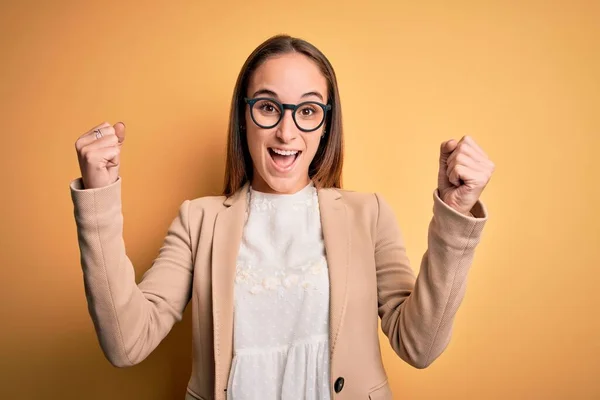 Joven Mujer Negocios Hermosa Con Chaqueta Gafas Sobre Fondo Amarillo — Foto de Stock