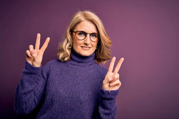 Mulher Loira Bonita Meia Idade Vestindo Camisola Gola Alta Roxa — Fotografia de Stock