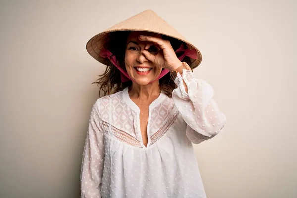 Mujer Morena Mediana Edad Con Sombrero Cónico Tradicional Asiático Sobre —  Fotos de Stock