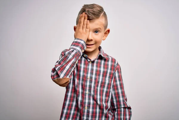 Mladý Malý Běloch Modrýma Očima Elegantní Košili Stojící Nad Izolovaným — Stock fotografie