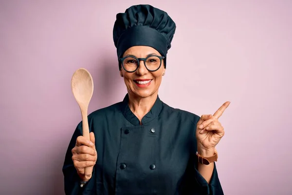 Mujer Mediana Edad Chef Morena Con Uniforme Cocina Sombrero Sosteniendo —  Fotos de Stock