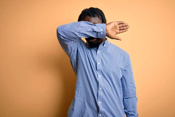 Jovem Afro Americano Bonito Vestindo Camisa Óculos Sobre Fundo Amarelo — Fotografia de Stock