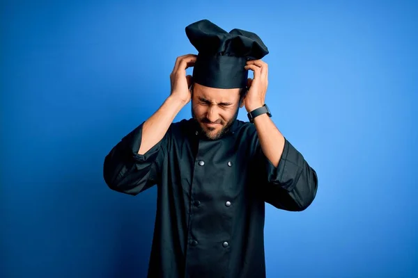 Mladý Pohledný Kuchař Vousy Uniformě Klobouku Přes Modré Pozadí Trpí — Stock fotografie