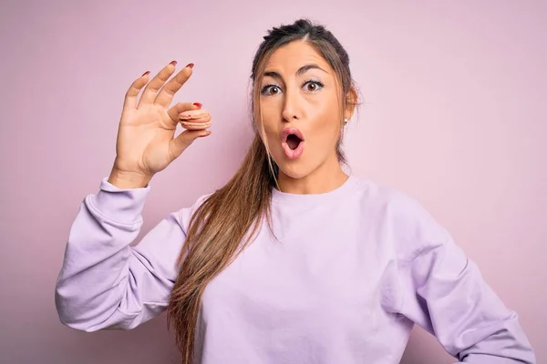 Joven Hermosa Mujer Comiendo Pastelería Francesa Dulce Macaron Sobre Rosa — Foto de Stock