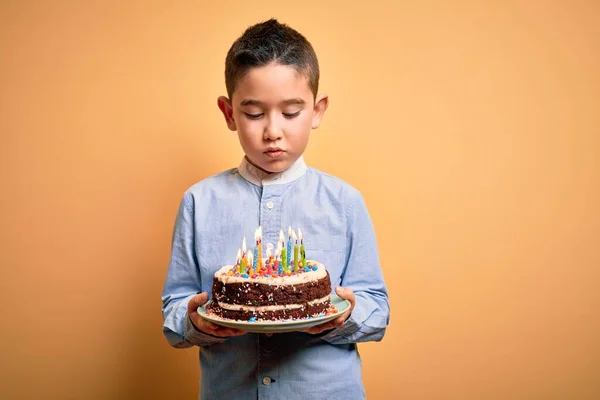 Schattige Peuter Met Verjaardagstaart Met Kaarsen Geïsoleerde Gele Achtergrond — Stockfoto