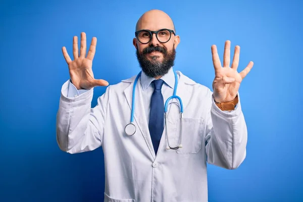 Hezký Holohlavý Lékař Muž Vousy Nosí Brýle Stetoskop Přes Modré — Stock fotografie
