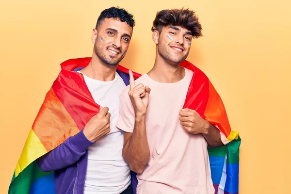 Joven Pareja Gay Vistiendo Arco Iris Lgbtq Bandera Sonriendo Feliz — Foto de Stock