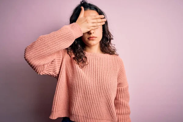 Jonge Mooie Vrouw Met Krullend Haar Dragen Casual Trui Geïsoleerde — Stockfoto