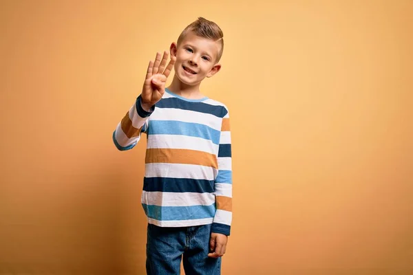 Joven Niño Caucásico Con Ojos Azules Usando Camisa Rayas Colores — Foto de Stock