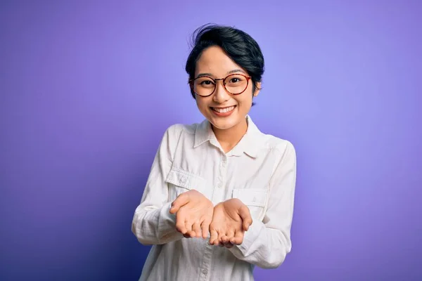 Jovem Bela Menina Asiática Vestindo Camisa Casual Óculos Sobre Fundo — Fotografia de Stock