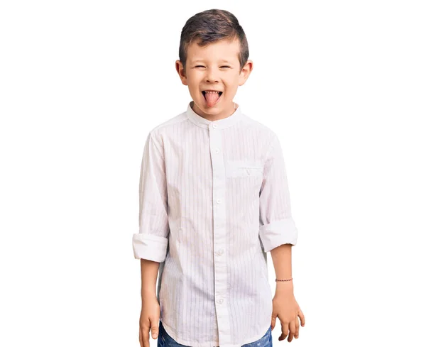 Zarif Tişört Giyen Sevimli Sarışın Çocuk Komik Bir Ifadeyle Dilini — Stok fotoğraf