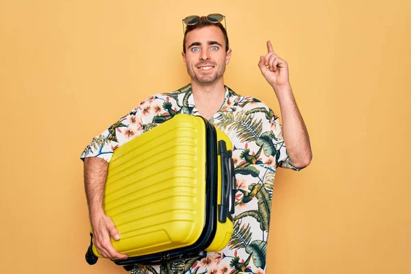 Hombre Turista Guapo Con Ojos Azules Vacaciones Sosteniendo Maleta Sobre —  Fotos de Stock