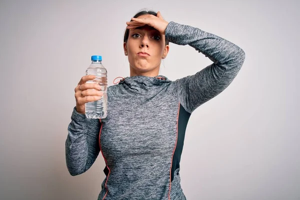 Junge Fitness Frau Sportkleidung Die Wasser Aus Plastikflasche Trinkt Gestresst — Stockfoto