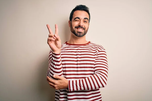 Homem Bonito Jovem Com Barba Vestindo Shirt Listrada Casual Sobre — Fotografia de Stock